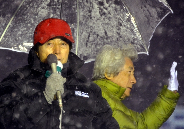 Tokyo Gubernatorial Election Last request in heavy snow Febraury 8, 2014, Tokyo, Japan   Donning a red baseball cap, former Japanese Prime Minister Morihito Hosokawa makes his final pitch for the Tokyo gubernatorial election in the driving snow on the last day of campaigning on Saturday, February 8, 2014. Supported by his ally, ex Premier Junichiro Koizumi, right, Hosokawa was reportedly trailing behind former Health, Labor and Welfare Minister Yoichi Masuzoe going into Sunday s election.  Photo by Natsuki Sakai AFLO  AYF  mis 