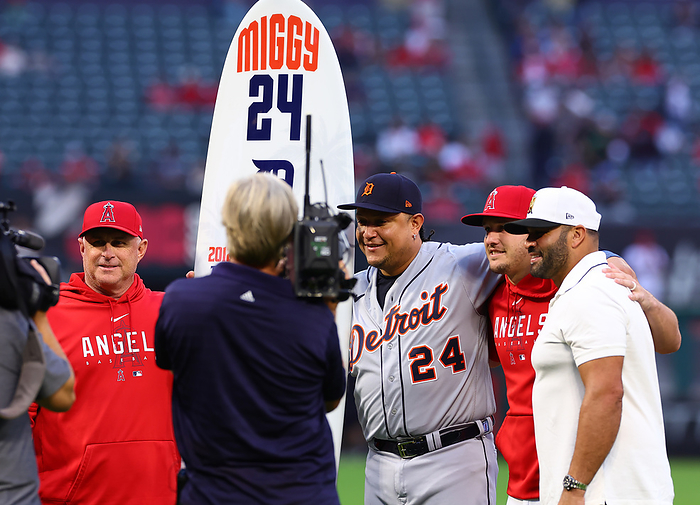 2023 MLB  Angels Tigers Manager Nevin, Cabrera, Trout, and Puhols  from left  pose for a commemorative photo at the retirement ceremony before the game  Photo by Takahiro Mitsuyama  Photo date 20230916