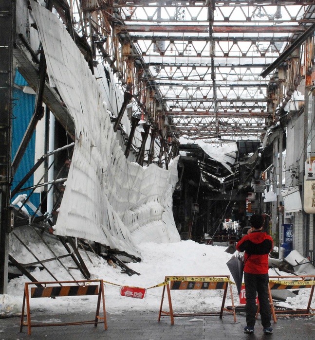 Heavy snow Collapsed arcade  Takasaki, Gunma Collapsed arcade in Shin Konyacho, Takasaki City, Gunma Prefecture, Japan, February 15, 2014, 0:37 p.m. Photo by Katsuhiko Masuda