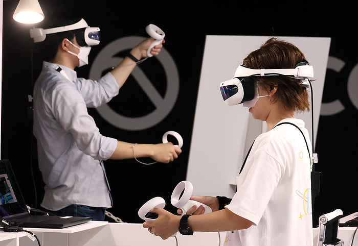 People try to play the new video games at the Tokyo Game Show 2023 September 22, 2023, Chiba, Japan   People try to play the virtual reality  VR  video games at the annual Tokyo Game Show 2023 in Chiba, suburban Tokyo on Friday, September 22, 2023. The 787 exhibitors from 40 countries exhibit their latest video game titles and products at a four day trade show which is expecting to attract some 200,000 game lovers.    photo by Yoshio Tsunoda AFLO 