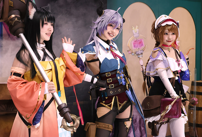 People try to play the new video games at the Tokyo Game Show 2023 September 22, 2023, Chiba, Japan   Models in video game characters cosplay pose for photo to promote the new titles of video games at the Tokyo Game Show 2023 in Chiba, suburban Tokyo on Friday, September 22, 2023. The 787 exhibitors from 40 countries exhibit their latest video game titles and products at a four day trade show which is expecting to attract some 200,000 game lovers.    photo by Yoshio Tsunoda AFLO 
