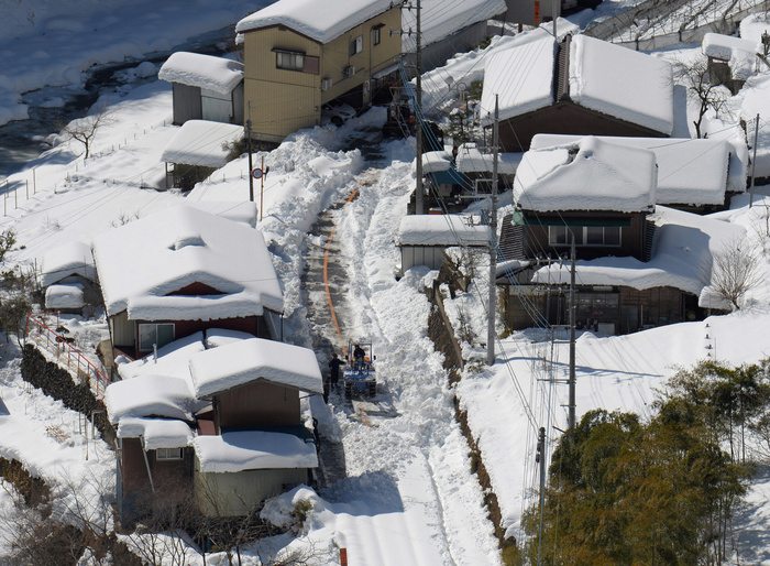 Minamimaki Village, Gunma Prefecture, isolated by record snowfall   Gunma People use heavy machinery to clear snow from roads in Nammakimura, Gunma Prefecture, amid isolation caused by heavy snowfall, at 0:31 p.m. on February 16, 2014, photographed by Koichiro Tezuka from a Honsha helicopter.