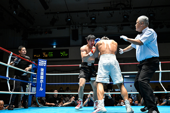 East Japan Newcomer s Championship Middleweight Semifinals Referee Toshio Sugiyama, right, steps in between Eigoro Akai  red gloves  and Ryohei Ibuki  blue gloves  to stop the fight in the eighth round after Ibuki s trainer Yuji Maruyama, left, waved a towel and got on the ring during the 2023 East Japan Rookie of the Year Tournament Middleweight semi final bout at Korakuen Hall in Tokyo, Japan, September 15, 2023.  Photo by Hiroaki Finito Yamaguchi AFLO 
