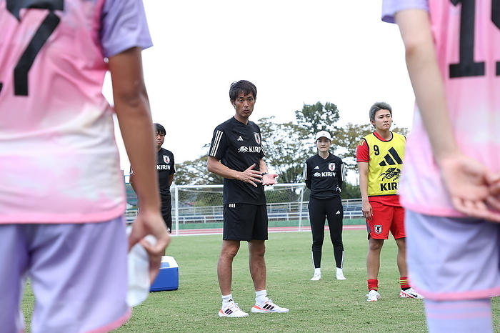 Japan women s national soccer team training match Japan head coach Futoshi Ikeda talks to players after a training match against Argentina at Honjo Athletic Stadium in Fukuoka, Japan, September 26, 2023.  Photo by JFA AFLO 