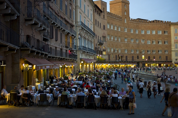 Italy Diners eating al fresco at Nannini bar and restaurant  in Piazza del Campo, Siena, Italy