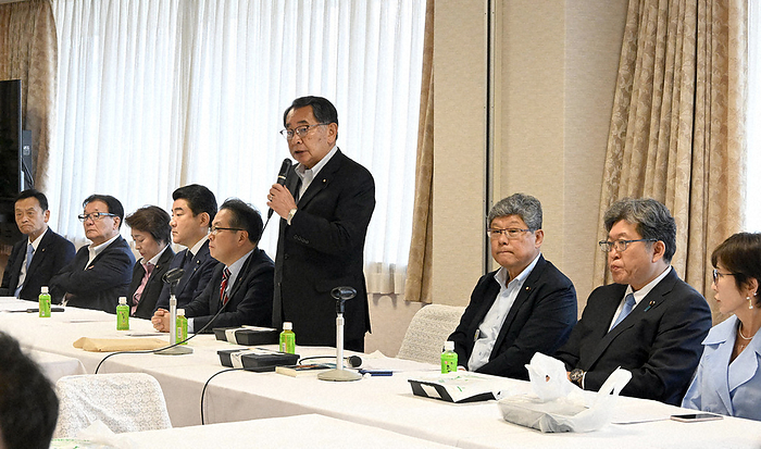 Chairperson Tachi Shioya speaks at a general meeting of the Abe faction of the Liberal Democratic Party Tadashi Shiotani  fourth from right , chairman of the LDP s Abe Faction, speaks at a general meeting of the LDP s Abe Faction. The second person is Koichi Hagiuda, LDP policy chief, at the party s headquarters in Chiyoda ku, Tokyo, at 0:13 p.m. on September 28, 2023.