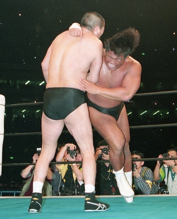 Lariat by Riki Choshu 19940104, New Japan Pro Wrestling, Riki Choshu  right  Lariat on Yoshiaki Fujiwara, returning to Tokyo Dome for the first time in six months since July 5, 1993 in Aomori.