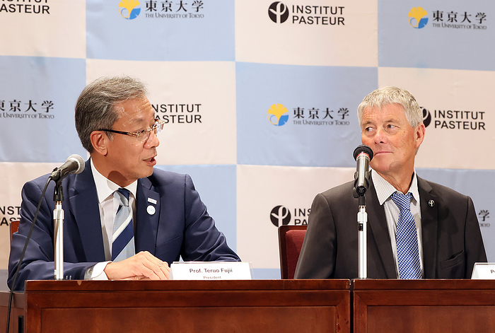 Institut Pasteur and Tokyo University agree to launch the Planetary Health Innovation Center October 3, 2023, Tokyo, Japan   France s Institut Pasteur director general Stewart Cole  R  and Tokyo University president Teruo Fujii  L  hold a press conference as they agreed to collaborate in the field of planetary health at the Tokyo University in Tokyo on Tuesday, October 3, 2023. Institut Pasteur and Tokyo University will launch the Planetary Health Innovation Center  PHIC , while Institut Pasteur will establish the Institute Pasteur of Japan  IPJ .   photo by Yoshio Tsunoda AFLO 