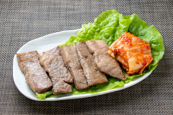 Grilled meat and Chinese cabbage kimchi on a sanchu.