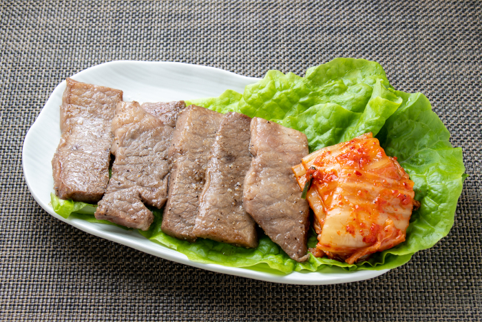 Grilled meat and Chinese cabbage kimchi on a sanchu.