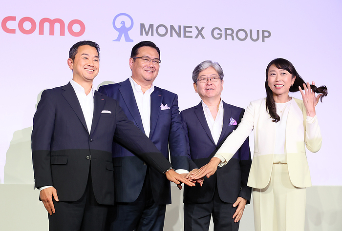 NTT docomo and Monex Group agree for their business and financial allience October 4, 2023, Tokyo, Japan    L R  Japan s telecommunication giant NTT docomo executive vice president Yoshiaki Maeda, NTT docomo president Motoyuki Ii, online security company Monex Group chairman Oki Matsumoto and Monex Group president Yuko Seimei join their hands as they agreed their business and financial allience in Tokyo on Wednesday, October 4, 2023. Monex securities will join the NTT docomo group but unchaged its name.   photo by Yoshio Tsunoda AFLO 