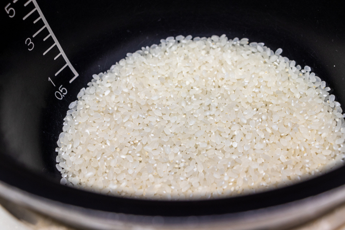 White grains of rice in a black cauldron