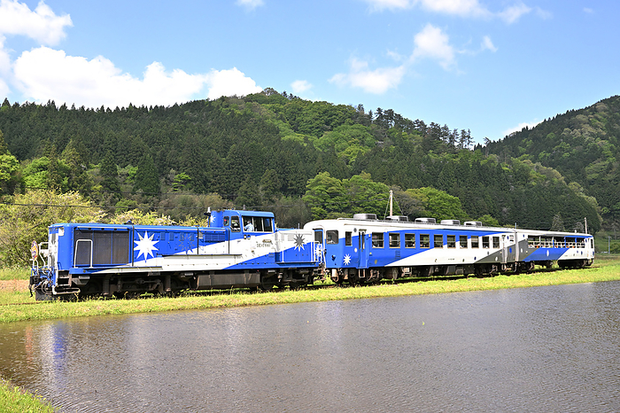 Sightseeing trolley Okuizumo Orochi go and watered paddy field on the Kisuki Line, Shimane Prefecture Taken at Izumo Sakane Station   Yagawa Station