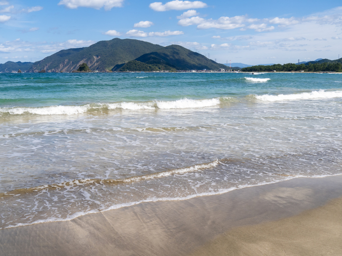 Waves lapping on the sandy beach at Shiroyama Beach (Takahama Town, Oi-gun, Fukui Prefecture).