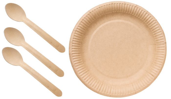 Round brown cardboard plate and bamboo spoons, disposable picnic tableware Round brown cardboard plate and bamboo spoons, disposable picnic tableware