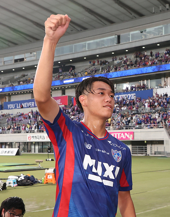 2023 J1 League  FC Tokyo G Osaka After the match, FC Tokyo s Tawarakida shares the joy of victory with supporters  Photo by Kentaro Nishiumi  Photo date: 20231001