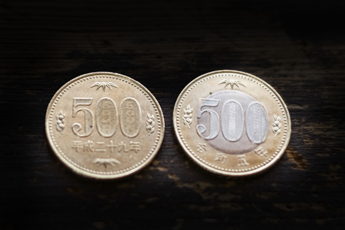 New 500 yen and old 500 yen coins