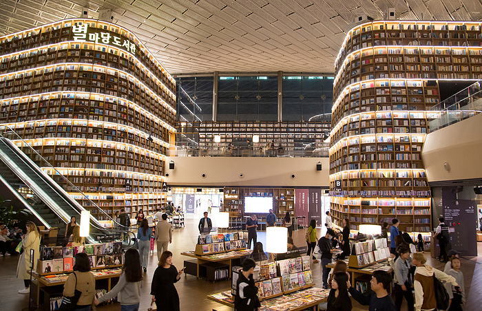 Starfield Library in Seoul Starfield Library, Oct 9, 2023: Starfield Library or Byeolmadang Library at COEX shopping mall in Seoul, South Korea.  Photo by Lee Jae Won AFLO 
