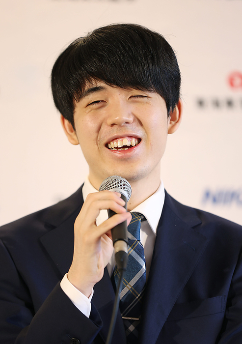 Overnight after the 71st Oza Tournament, Game 4, Fujii s 8 kan held a press conference. Sota Fujii, the eight time champion, smiles at the press conference after achieving the feat  Photo by Mitsuru Maeda   Date October 12, 2023, The Westin Miyako Hotel Kyoto  Photo location The Westin Miyako Hotel Kyoto
