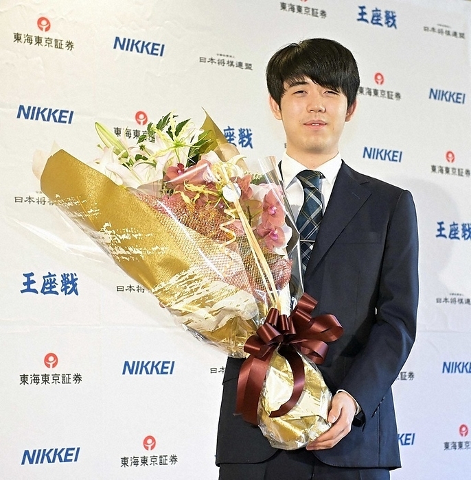 Overnight after the 71st Oza Tournament, Game 4, Fujii s 8 kan held a press conference. Sota Fujii Meijin smiles with a bouquet of flowers at a press conference held overnight after winning the first eight championships in the history of the game.
