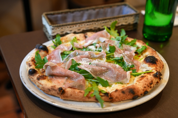 Neapolitan Pizza with Prosciutto and Arugula