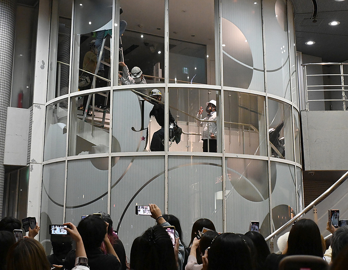Johnny s Sexual Assault Issues Shop closes as office changes name October 16, 2023 Johnny s Shop Osaka Workers removing the Johnny s logo from the window after closing and fans looking on Location: Umeda, Osaka