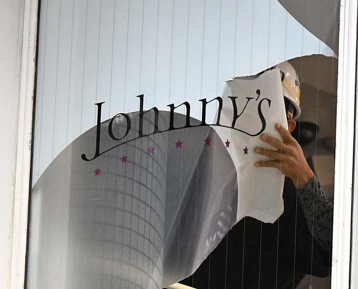 Johnny s Sexual Assault Issues Shop closes as office changes name Workers removing Johnny s logo from the window of Johnny s Shop Osaka after the store closed on October 16, 2023 Location: Umeda, Osaka