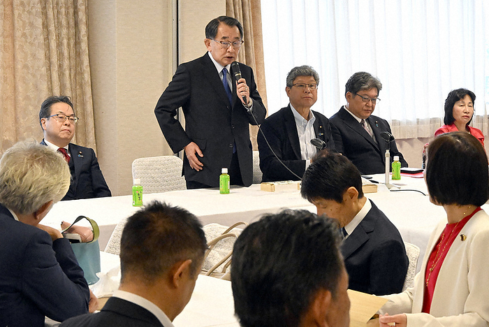 Chairperson Tachi Shioya speaks at a general meeting of the Abe faction of the Liberal Democratic Party Tadashi Shiotani  second from left , chairman of the LDP s Abe Faction, speaks at a general meeting of the LDP s Abe Faction. The fourth person is Koichi Hagiuda, chairman of the political policy research council, at the party s headquarters in Chiyoda ku, Tokyo at 0:07 p.m. on October 19, 2023  photo by Mikiharu Takeuchi .