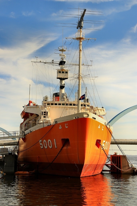The history of Antarctic observation from the Port of Nagoya to the present... Antarctic research vessel Fuji
