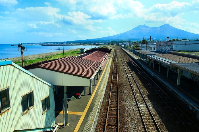 From the platform, there is a superb view of Uchiura Bay... Mori Station on the Hakodate Main Line, famous for its ikameshi (squid rice).