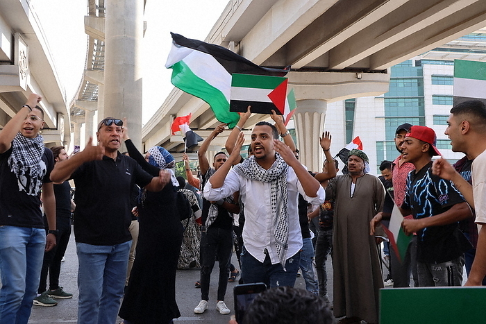 Tension in the Middle East increased due to Hamas surprise attack Demonstration in support of Palestine Demonstrators hold up Palestinian flags and appeal for solidarity in Cairo, October 20, 2023, 1:50 p.m. Photo by Jun Kaneko.