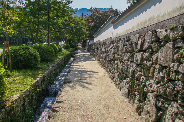 Omi Sakamoto, a path with continuous masonry
