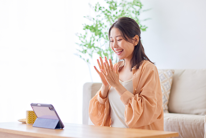 Japanese woman applauding after seeing the tablet