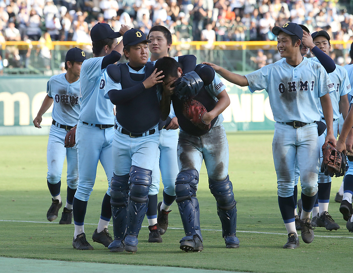 2018 Summer Koshien Quarterfinals Ryo Arima, catcher of Omi, cries and is supported by the nine in the quarterfinals of the 100th National High School Baseball Championship Commemorative Tournament, August 18, 2018, Koshien Stadium  center .