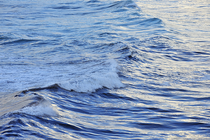 Breaking Waves, Atlantic Ocean, Portugal, by Raimund Linke / Design Pics
