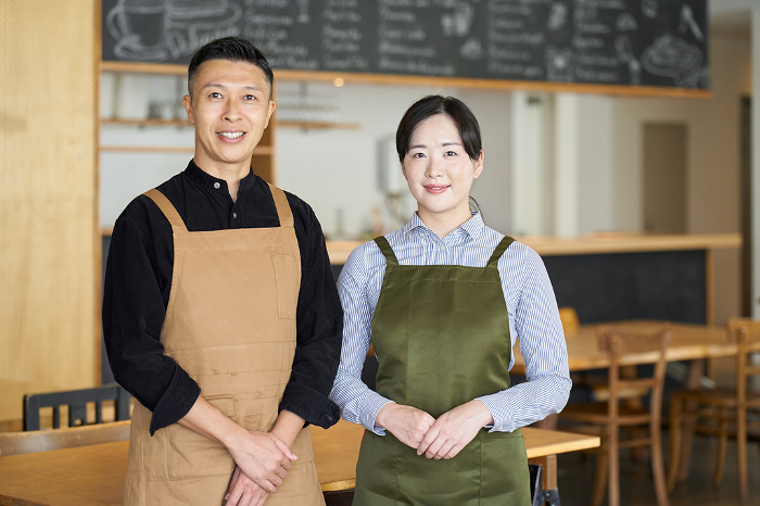 An Asian couple running a cafe (Japanese / People)