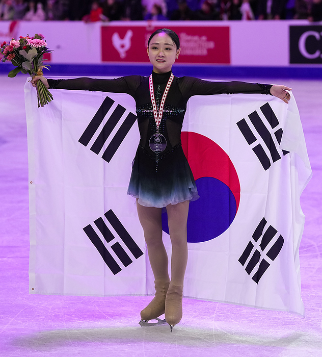 Skate Canada Day 2 Chaeyeon Kim of Korea poses during the the medals ceremony at the ISU figure skating Skate Canada competition on October 28, 2023 in Vancouver, Canada.  Photo by Mathieu Belanger AFLO 