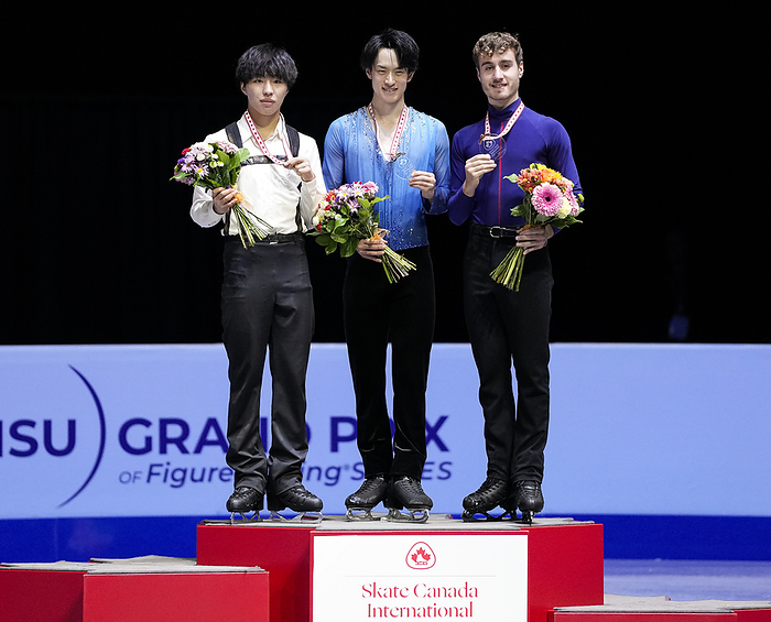 Skate Canada Day 2 Sota Yamamoto of Japan, Matteo Rizzo of Italy and Kao Miura of Japan pose during the medals ceremony at the ISU figure skating Skate Canada competition on October 28, 2023 in Vancouver, Canada.  Photo by Mathieu Belanger AFLO 