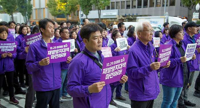 The first anniversary of Itaewon tragedy in Seoul Itaewon tragedy, Oct 29, 2023 : Family members of victims of the Itaewon crowd crush, participate in a protest march at Itaewon street in Seoul, South Korea. Thousands of people and family members of the victims gathered in central Seoul to cherish the memories of the deceased at a memorial event marking the first anniversary of the deadly Itaewon crowd crush that claimed 159 lives. They demanded a probe into the disaster and punishment of officials found responsible for the tragedy. Pickets read,  Make measure to prevent a recurrence of the October 29 Itaewon disaster  .  Photo by Lee Jae Won AFLO 