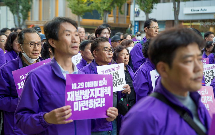 The first anniversary of Itaewon tragedy in Seoul Itaewon tragedy, Oct 29, 2023 : Family members of victims of the Itaewon crowd crush, participate in a protest march at Itaewon street in Seoul, South Korea. Thousands of people and family members of the victims gathered in central Seoul to cherish the memories of the deceased at a memorial event marking the first anniversary of the deadly Itaewon crowd crush that claimed 159 lives. They demanded a probe into the disaster and punishment of officials found responsible for the tragedy. Pickets read,  Make measure to prevent a recurrence of the October 29 Itaewon disaster  .  Photo by Lee Jae Won AFLO 