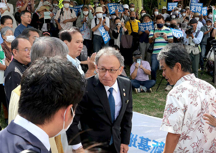 Governor Denny Tamaki of Okinawa Prefecture heads to the first oral argument of the Henoko execution lawsuit, cheered on by supporters. Okinawa Governor Denny Tamaki  center front , encouraged by supporters, heads to the first oral argument of the Henoko lawsuit in Naha City at 1:17 p.m. on October 30, 2023.
