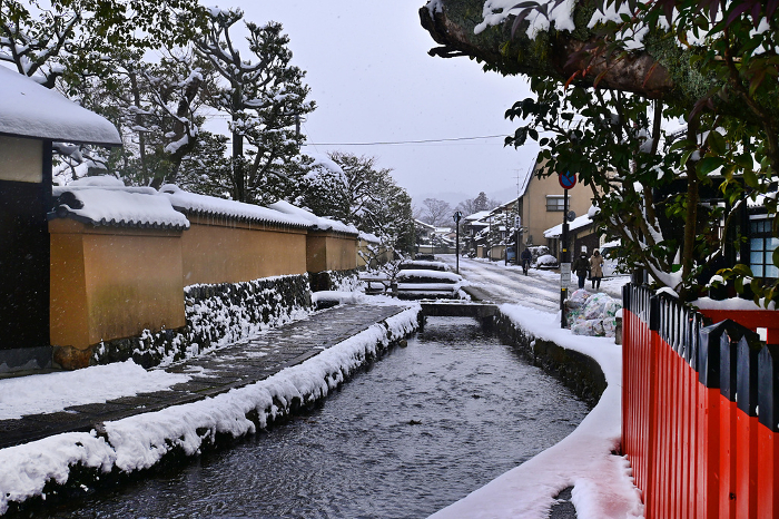 Kamigamo Shakemachi, a preservation area in Kyoto City on a snowy morning