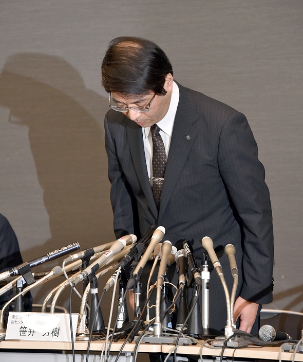 RIKEN s Sasai Holds Press Conference Apologizes for STAP Cell Doubts April 16, 2014, Tokyo, Japan   Yoshiki Sasai, a co author of controversial research papers on a new stem cell mechanism, bows during a news conference in Tokyo on Wednesday, April 16, 2014. Sasai, deputy director of Japan s Riken Center for Development Biology, supervised the so called STAP cell research and the papers written by lead author Haruko Obokata, who has been accused of falsifying and fabricating parts of the study. Sasai, who was held responsible for his failure to verify the accuracy of the data before submitting the data to Nature, has agreed to retract the documents.   Photo by Natsuki Sakai AFLO  AYF  mis  