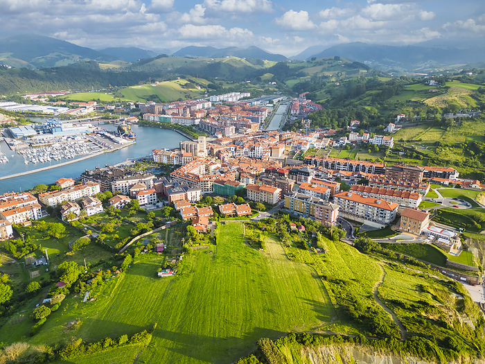 Drohne Spain, Basque Country, Zumaia, Aerial view of town on Atlantic coast in summer