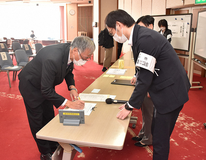 Fukushima City Election Administration Commission staff members rehearsing the reception of candidates for the upcoming prefectural assembly election. Fukushima City Election Administration Committee staff members rehearse accepting candidates for the prefectural assembly election, 10:32 a.m., November 1, 2023, in Fukushima City.