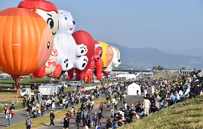 Saga International Balloon Fiesta Spectators gathered at the  Balloon Fantasia,  a line of balloons shaped like animals and various characters, at 9:32 a.m. on November 1, 2023  photo by Takeshi Saito.