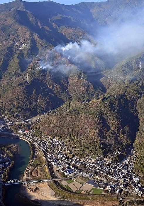 Wildfires that have not subsided even after one day of occurrence A wildfire that has not been contained even a day after it broke out in Ozu City, Ehime Prefecture.