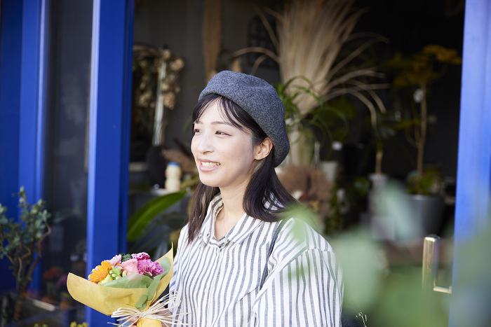 Japanese woman in her 30s shopping at a flower shop (People)