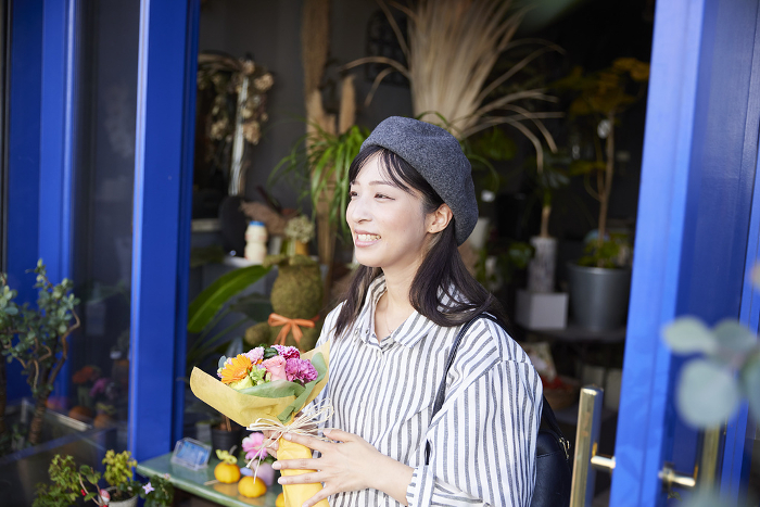 Japanese woman in her 30s shopping at a flower shop (People)