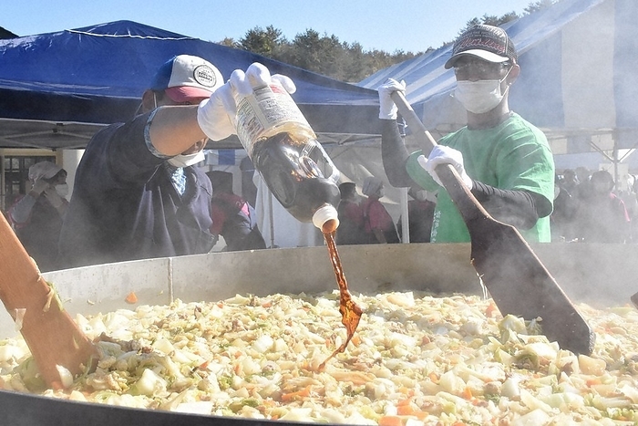 Men cooking 1,500 servings of pork miso soup in a large pot Men cooking 1,500 servings of pork miso soup in a large pot in Ochiai, Katsurao Village at 10:51 a.m. on November 3, 2023  photo by Naohiro Hinuma.